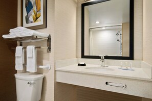 Articles de toilette gratuits, sèche-cheveux, serviettes fournies