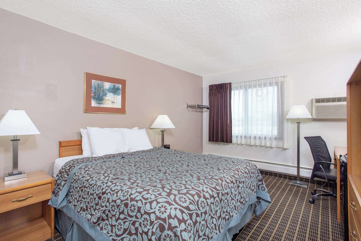 Standard Room, 1 Queen Bed, Non Smoking | Desk, blackout drapes, free WiFi, bed sheets
