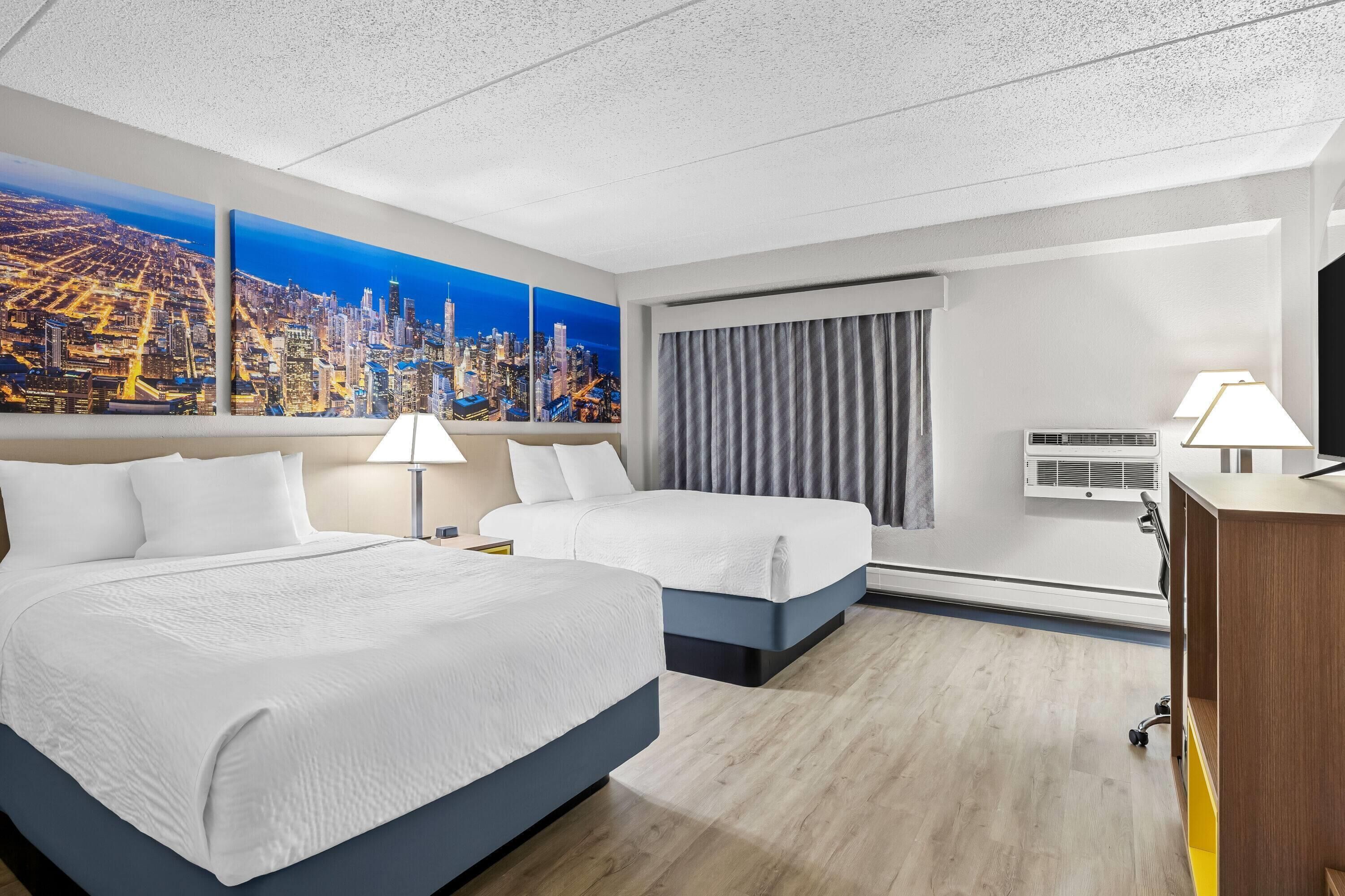 客房, 2 張標準雙人床, 無障礙, 非吸煙房 (Mobility) | 書  桌、遮光窗簾/窗簾、免費 Wi-Fi、床單