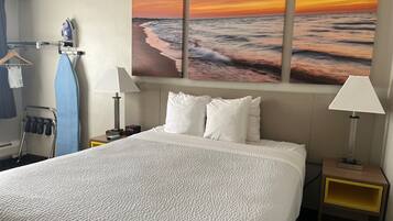 Skrivebord, blendingsgardiner, wi-fi (inkludert) og sengetøy