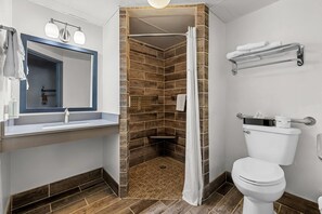 Chambre, 1 grand lit, non-fumeur, en bord de piscine | Salle de bain