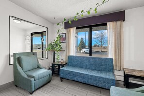 Lobby - Days Inn by Wyndham Fond du Lac (Fond du Lac)