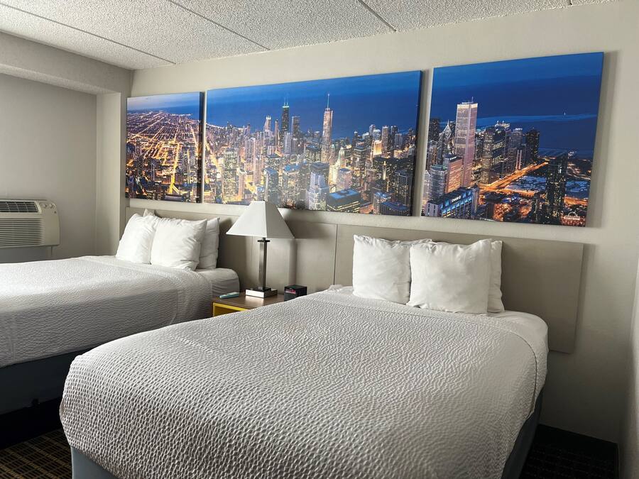 Escritorio, cortinas blackout, wifi gratis y ropa de cama