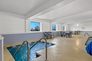 Indoor pool - Days Inn by Wyndham Fond du Lac (Fond du Lac)
