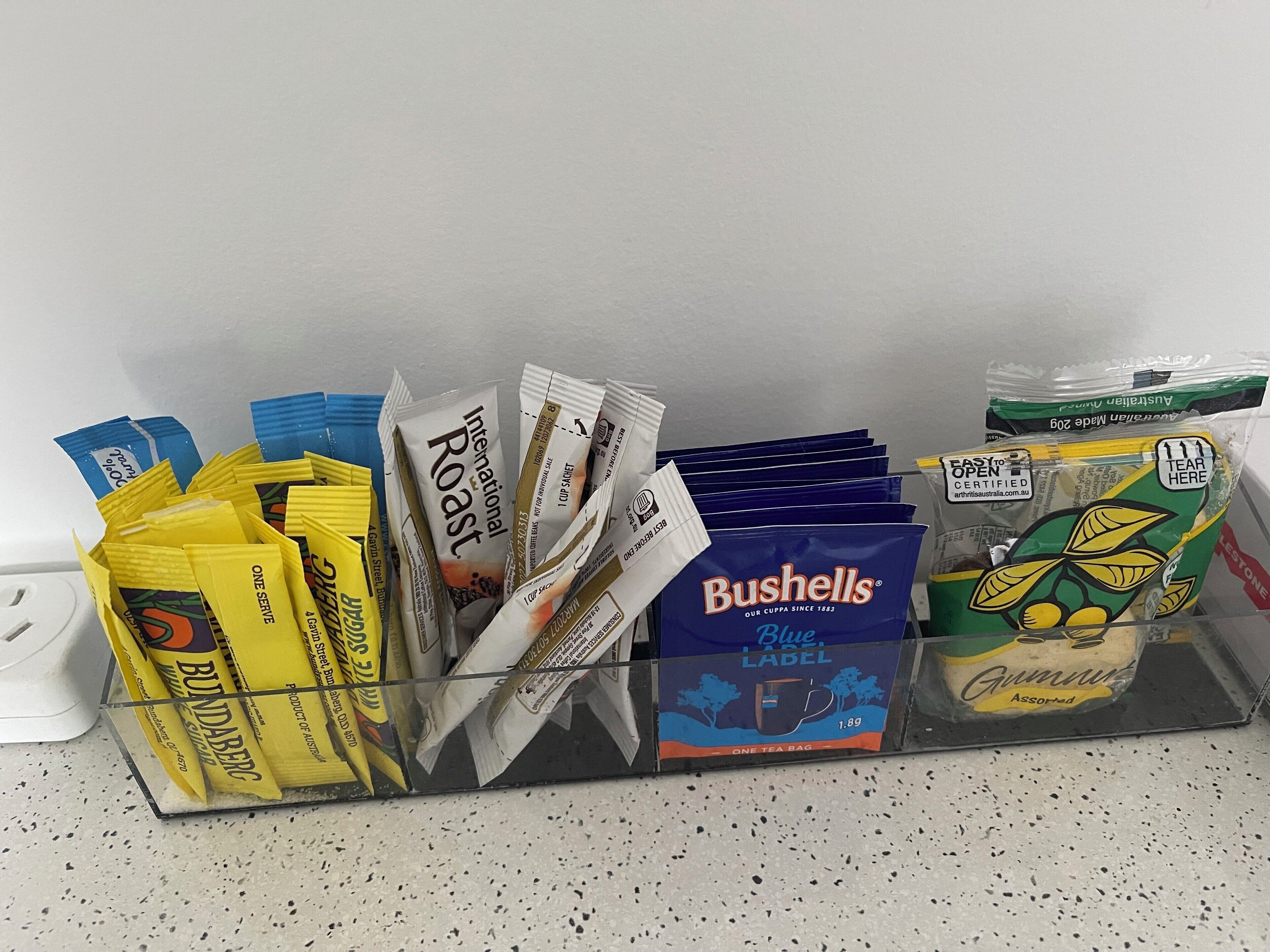 Una exhibición de bolsitas de té dispuestas en un estante.
