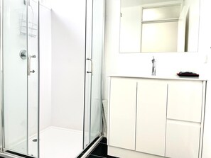 Een douche, gratis toiletartikelen, een haardroger, handdoeken