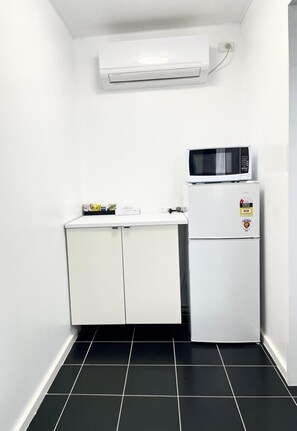 Kühlschrank, Mikrowelle, Wasserkocher mit Kaffee-/Teezubehör