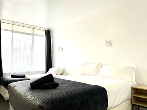 Een strijkplank/strijkijzer, gratis wifi, beddengoed