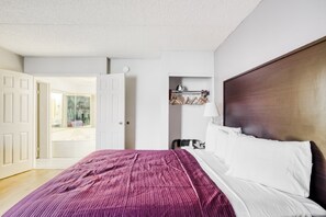 Suite, 1 habitación | Escritorio, tabla de planchar con plancha, wifi gratis y ropa de cama
