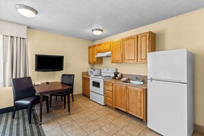 Chambre, 1 grand lit, accessible aux personnes à mobilité réduite, non-fumeur (Efficiency) | Bureau, espace de travail pour ordinateurs portables