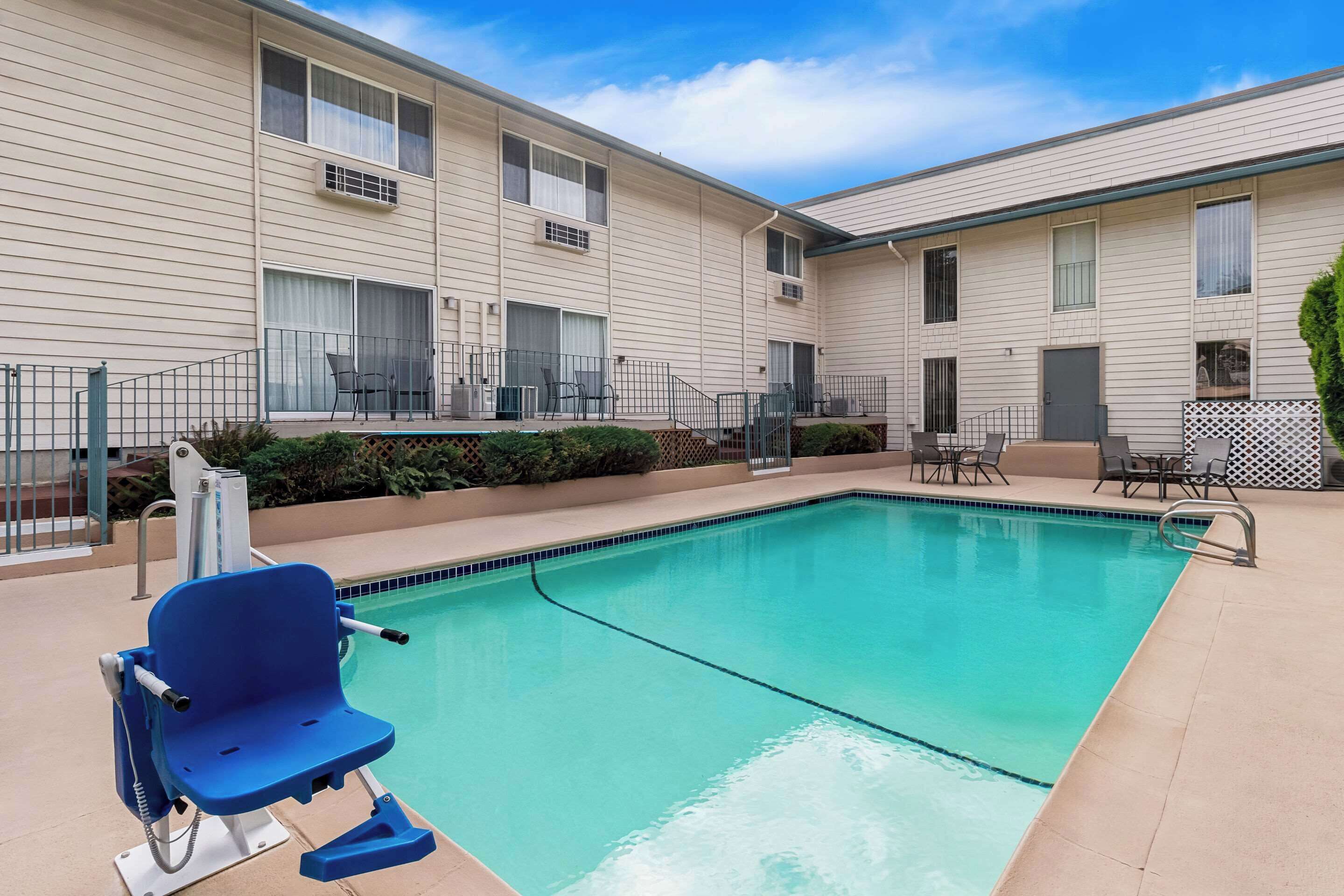 Kauden mukainen ulkouima-allas avoinna 8.00–22.00, aurinkovarjoja