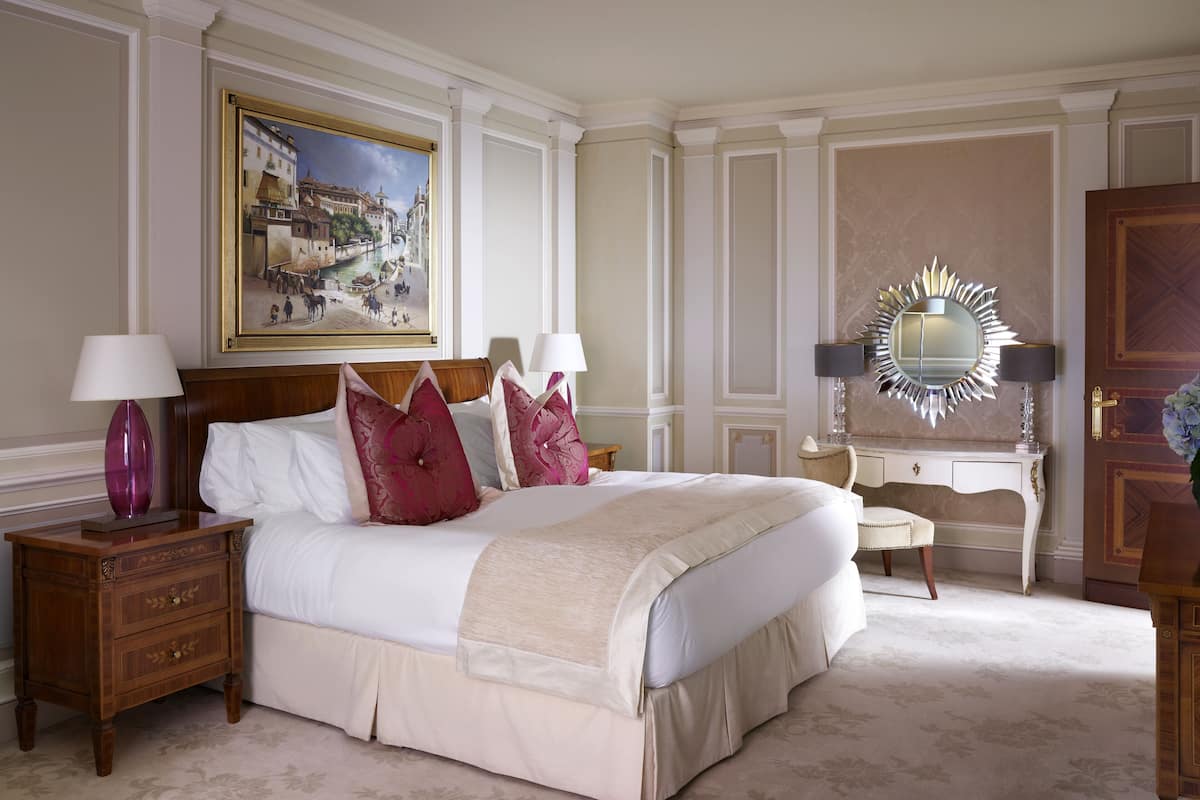 Suite (Prince) | Edredón, minibar, caja de seguridad en la habitación y escritorio
