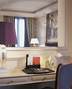 Edredones de plumas, minibar, caja fuerte y escritorio