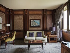 Junior Suite | Living room | LED TV, pay movies