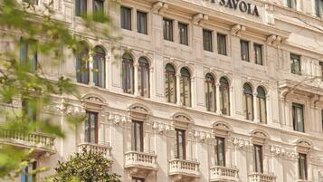 Een klassiek pand met het bordje 'HOTEL PRINCIPE DI SAVOIA' dat een hotel aanduidt.