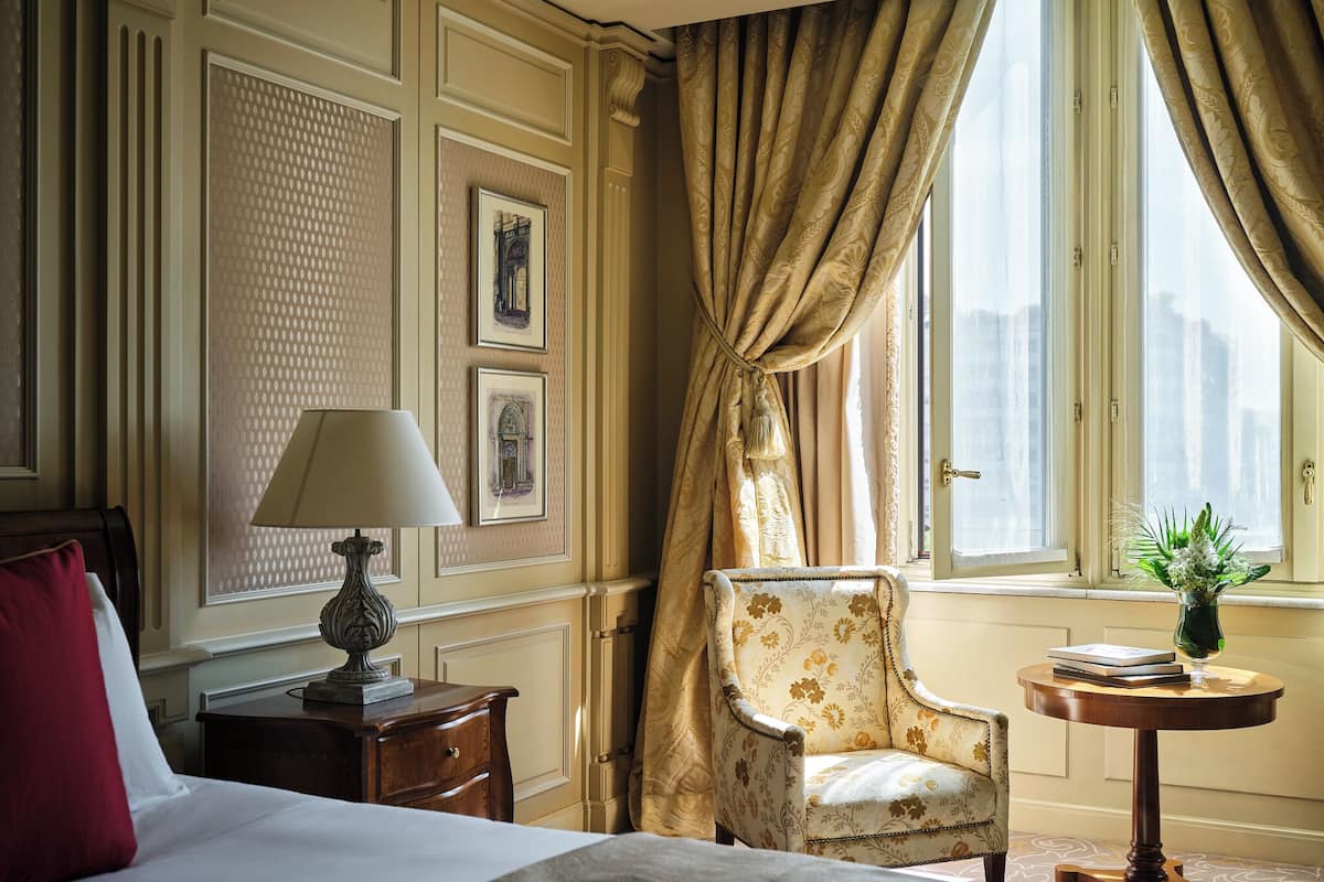 deluxe room | down duvets, minibar, in-room safe, desk