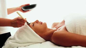 Una persona recibiendo un tratamiento facial.