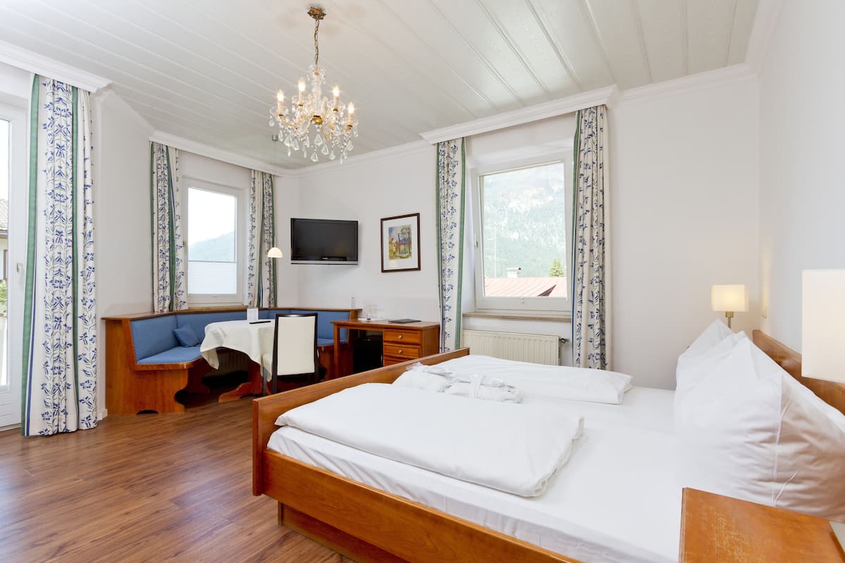 Standard Double Room, 1 King Bed | Bathroom | Shower, hair dryer, bathrobes, towels