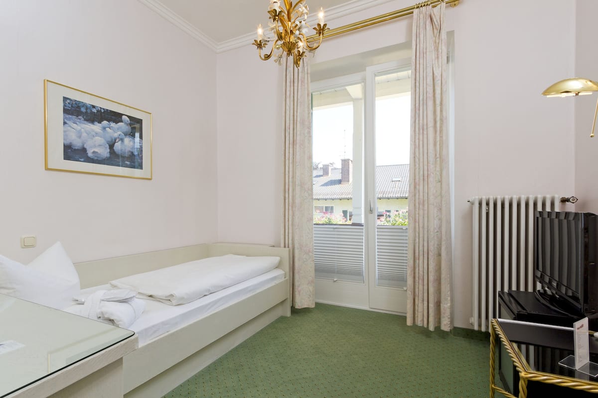 Standard Single Room | Hypo-allergenic bedding, in-room safe, blackout drapes, soundproofing