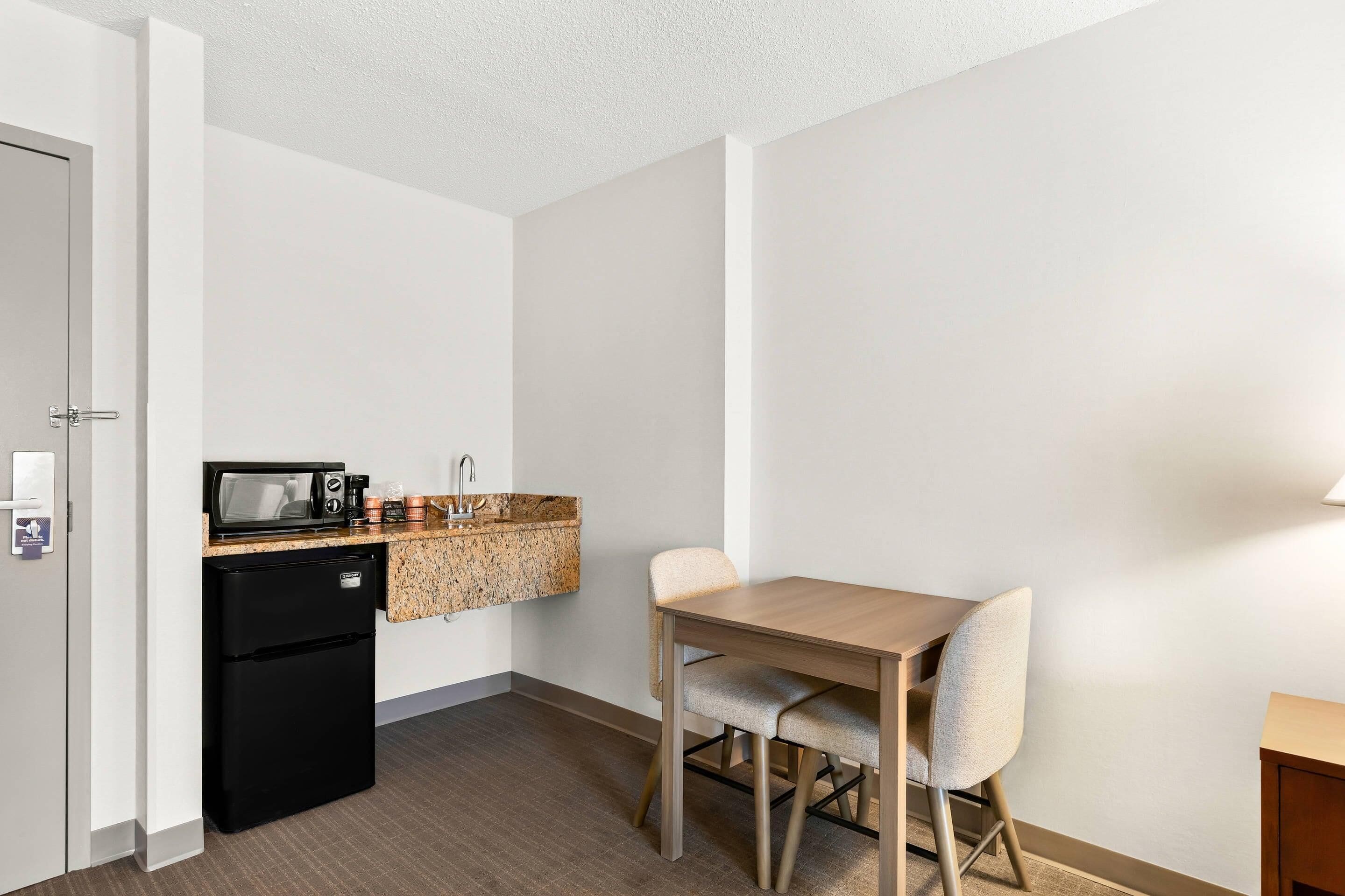 Suite, 1 Tempat Tidur King dengan tempat tidur Sofa, Bebas Asap Rokok | Seprai antialergi, tirai kedap cahaya, dan setrika/meja setrika