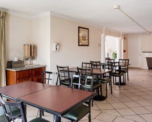 Breakfast area - Rodeway Inn & Suites New Orleans (New Orleans)