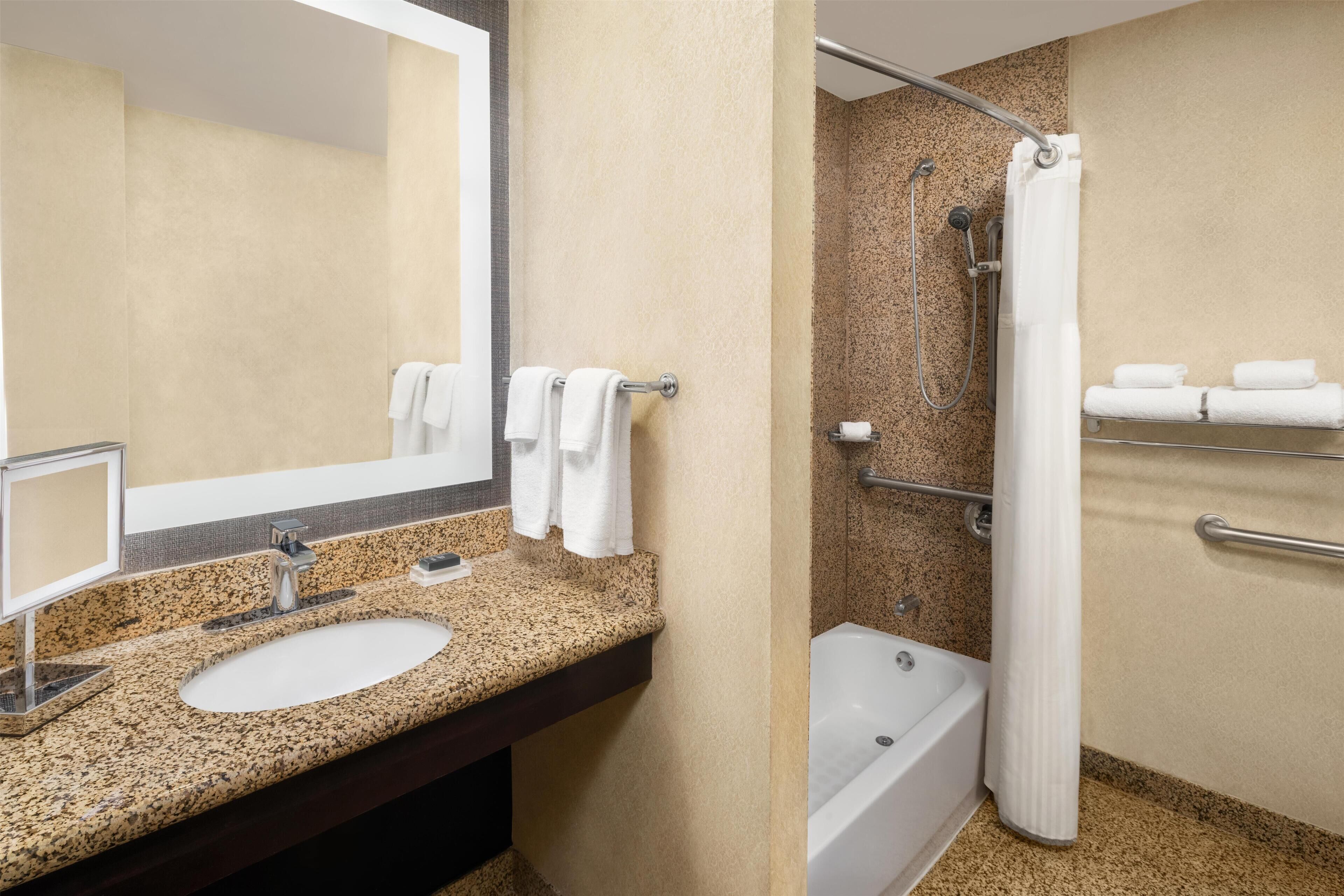 Camera, 1 letto king, accessibile ai disabili, vasca da bagno (Mobility & Hearing) | Bagno | Combinazione doccia/vasca, set di cortesia firmato, asciugacapelli