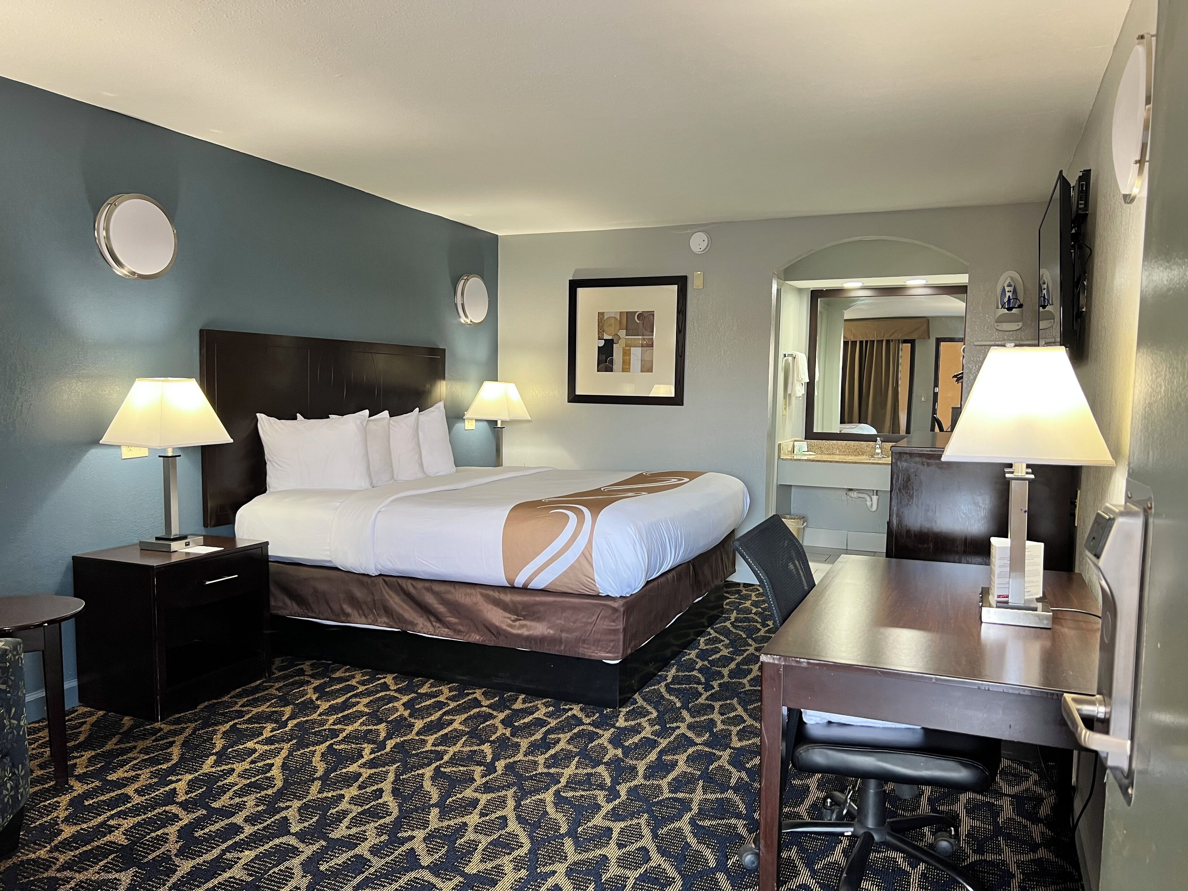 スタンダード ルーム キングベッド 1 台 禁煙 | 1 室のベッドルーム、高級寝具、デスク、アイロン / アイロン台