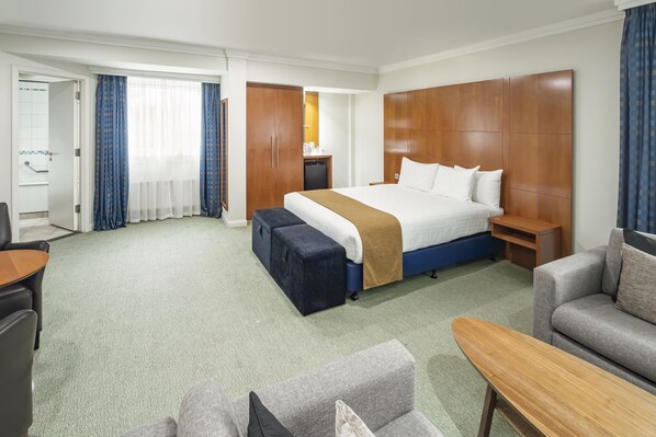 Standard Room (Upgraded) | Hypo-allergenic bedding, in-room safe, desk, laptop workspace - Holiday Inn Basingstoke by IHG (Basingstoke)