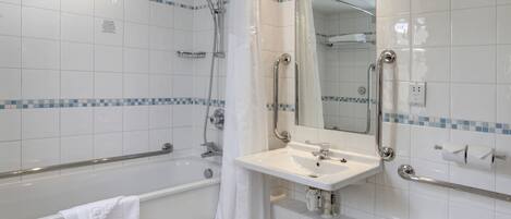 Un baño moderno con bañera, ducha y lavamanos.