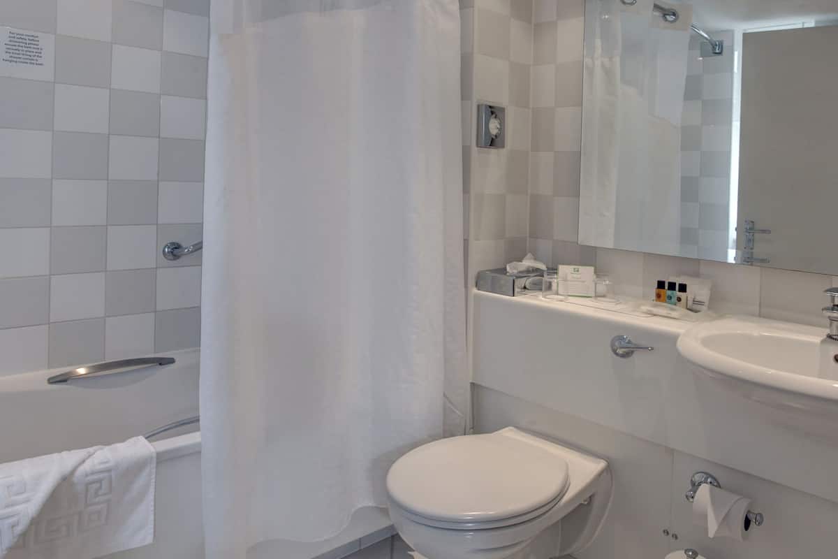 combined shower/bathtub, eco-friendly toiletries, hair dryer, towels