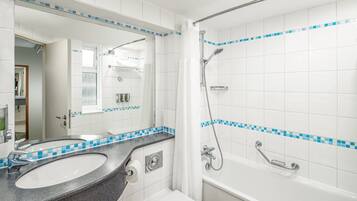 Ein Badezimmer mit Waschbecken, Toilette, Dusche und Badewanne.