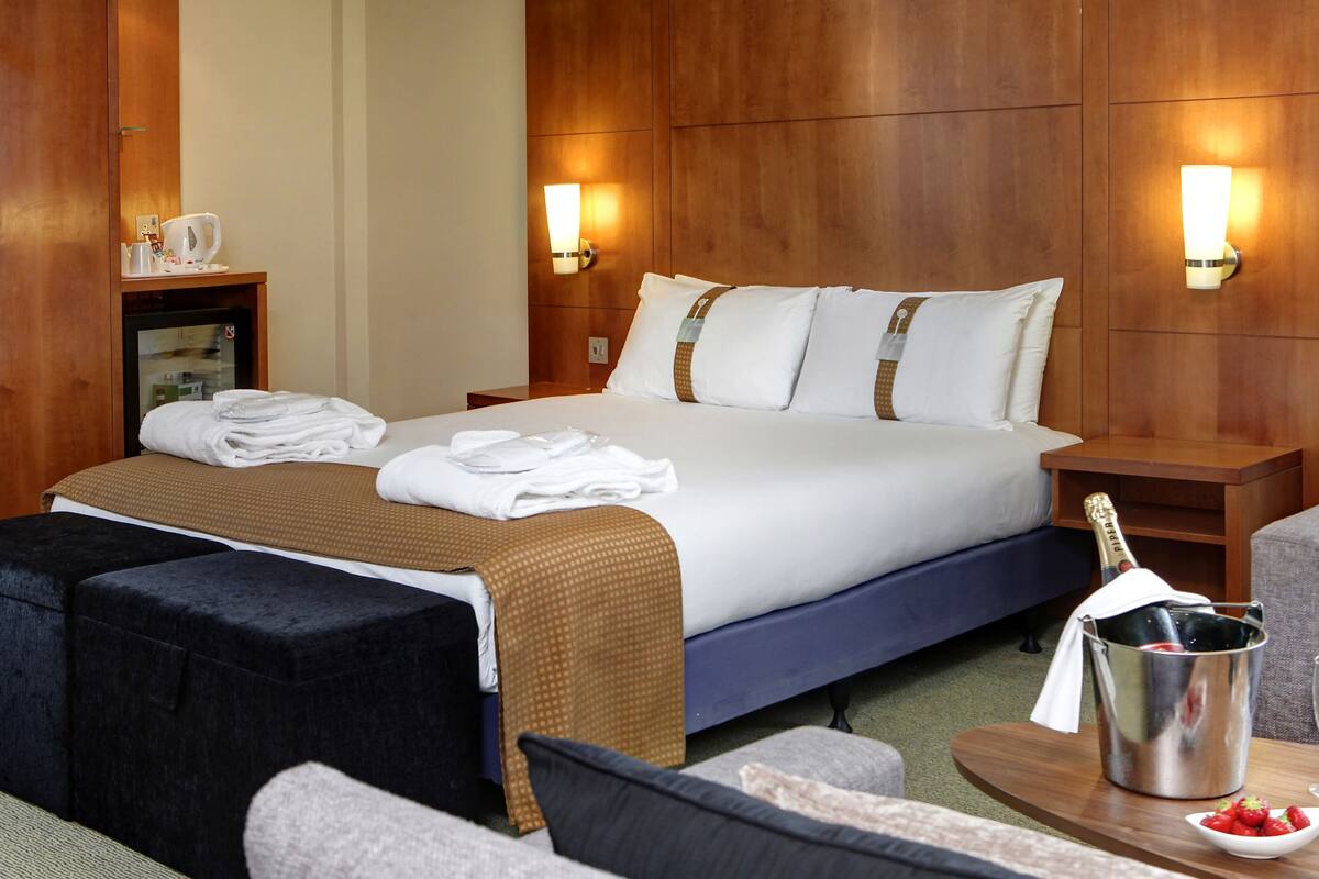 standard room, 1 queen bed | 1 bedroom, hypo-allergenic bedding, in-room safe, desk