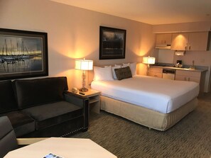 Suite, 1 Tempat Tidur King | Tirai kedap cahaya, setrika/meja setrika, Wi-Fi gratis, dan seprai linen