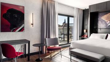 Superior kamer, terras | Luxe beddengoed, een kluis op de kamer, een bureau, geluiddichte muren