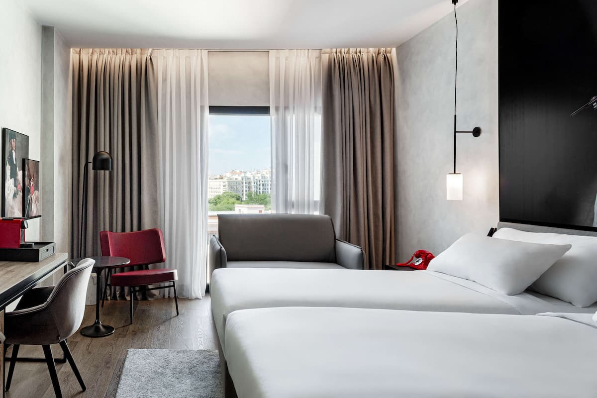 Kamar Superior | Seprai premium, brankas, meja kerja, dan kedap suara