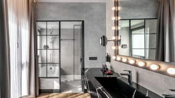 Family Room | Bathroom