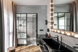 Family Room | Bathroom | Eco-friendly toiletries, hair dryer, towels - Radisson RED Madrid (Madrid)