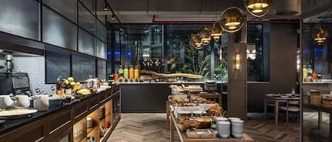 Frukostbuffé varje dag (EUR 25 per person)