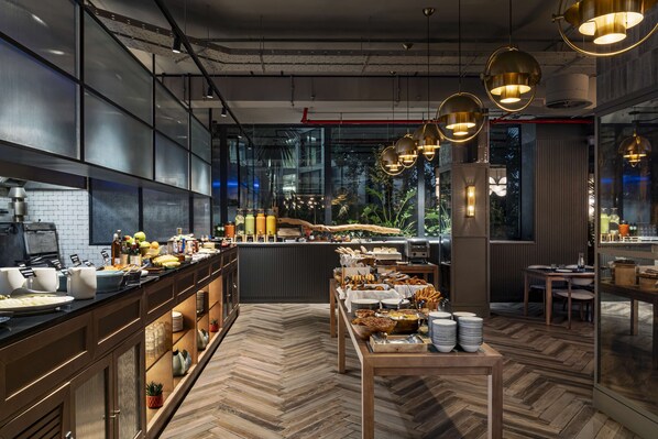 Desayuno buffet diario (EUR 25 por persona)