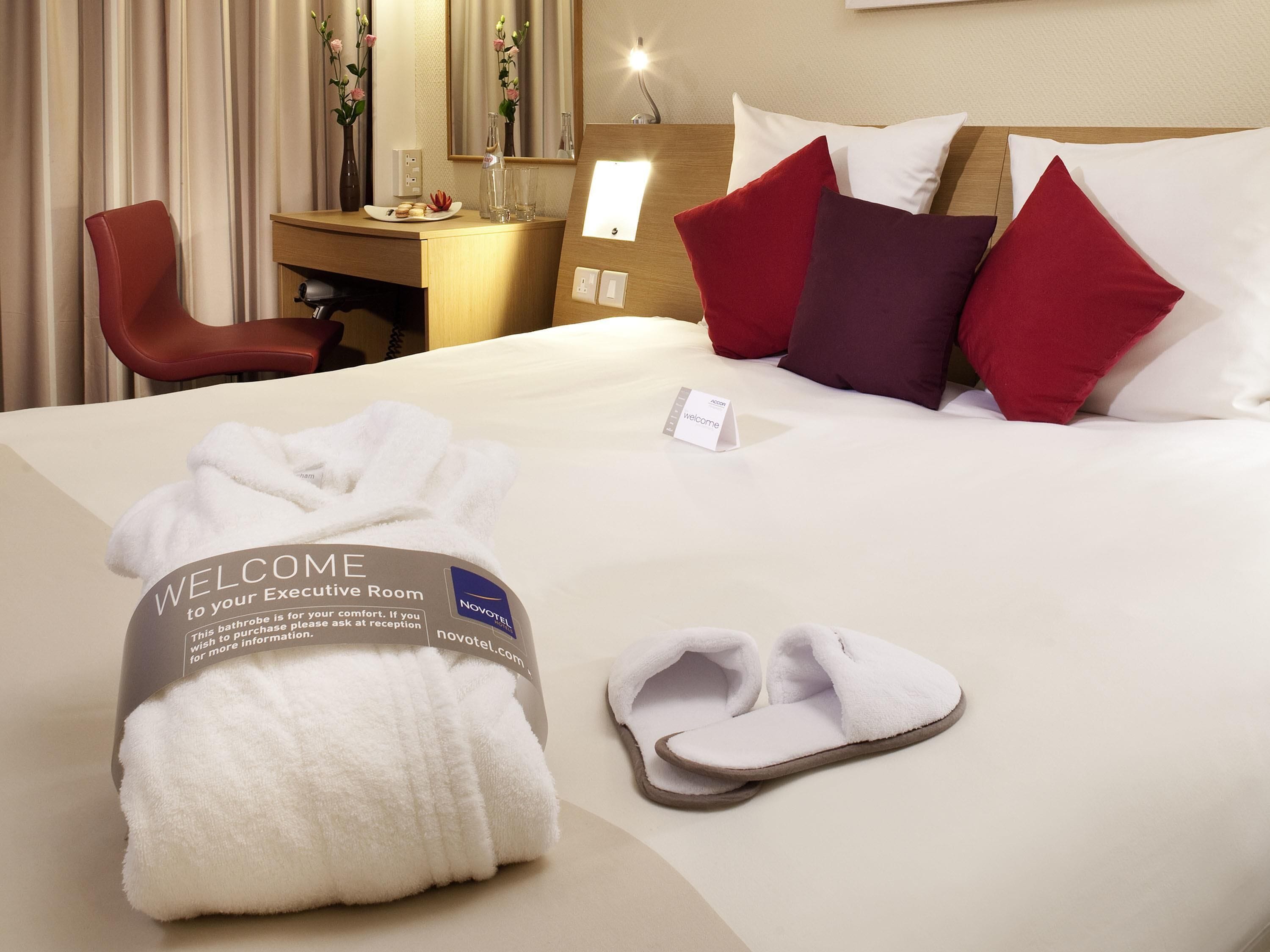 suite, 1 king bed | hypo-allergenic bedding, in-room safe, desk, laptop workspace