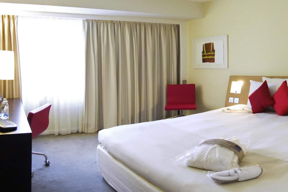 Room, 1 Queen Bed, Accessible | Hypo-allergenic bedding, in-room safe, desk, laptop workspace