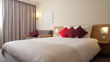 Hypo-allergenic bedding, in-room safe, desk, laptop workspace