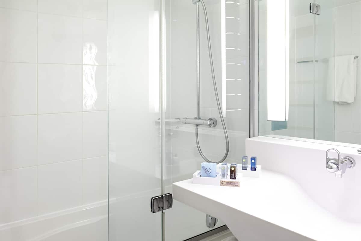 Literie hypoallergénique, coffres-forts dans les chambres, bureau