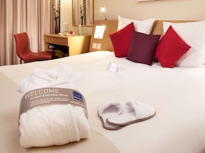 Suite, 1 King Bed | 1 bedroom, hypo-allergenic bedding, in-room safe, desk