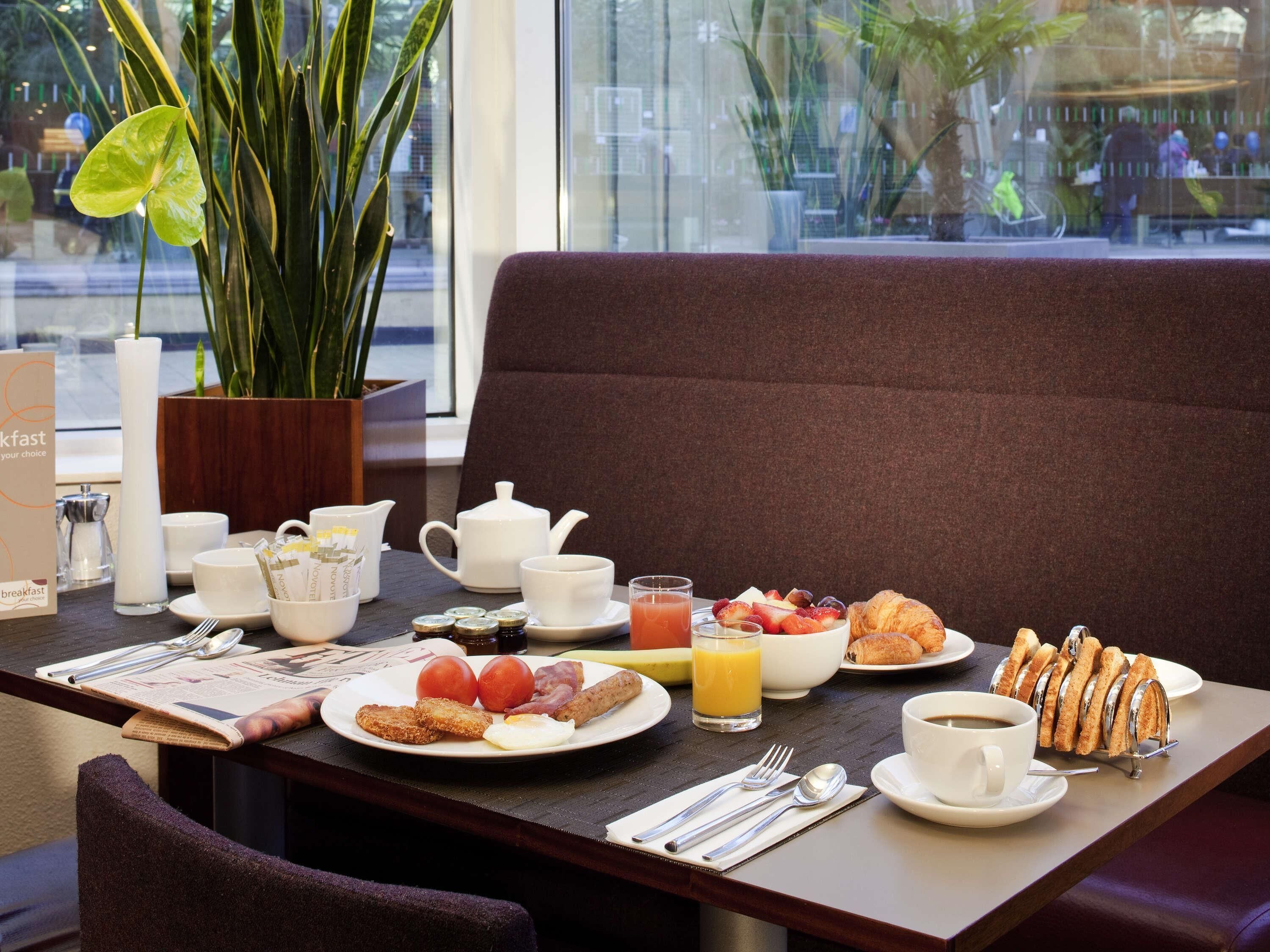 Daily buffet breakfast (GBP 18 per person)