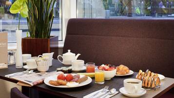 Daily buffet breakfast (GBP 18 per person)