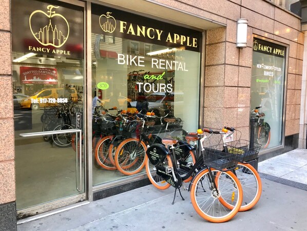 A storefront with a bike rental service, bicycles inside, and a cityscape logo. - Park Central Hotel New York (New York)