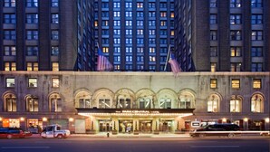 The Park Central Hotel with a classic facade, large windows, and two American flags. - Park Central Hotel New York (New York)