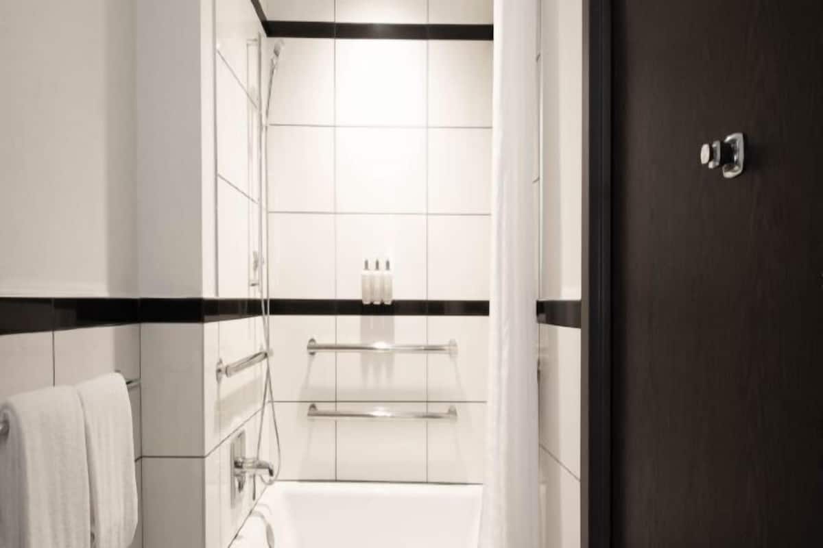 Combined shower/tub, designer toiletries, hair dryer, towels