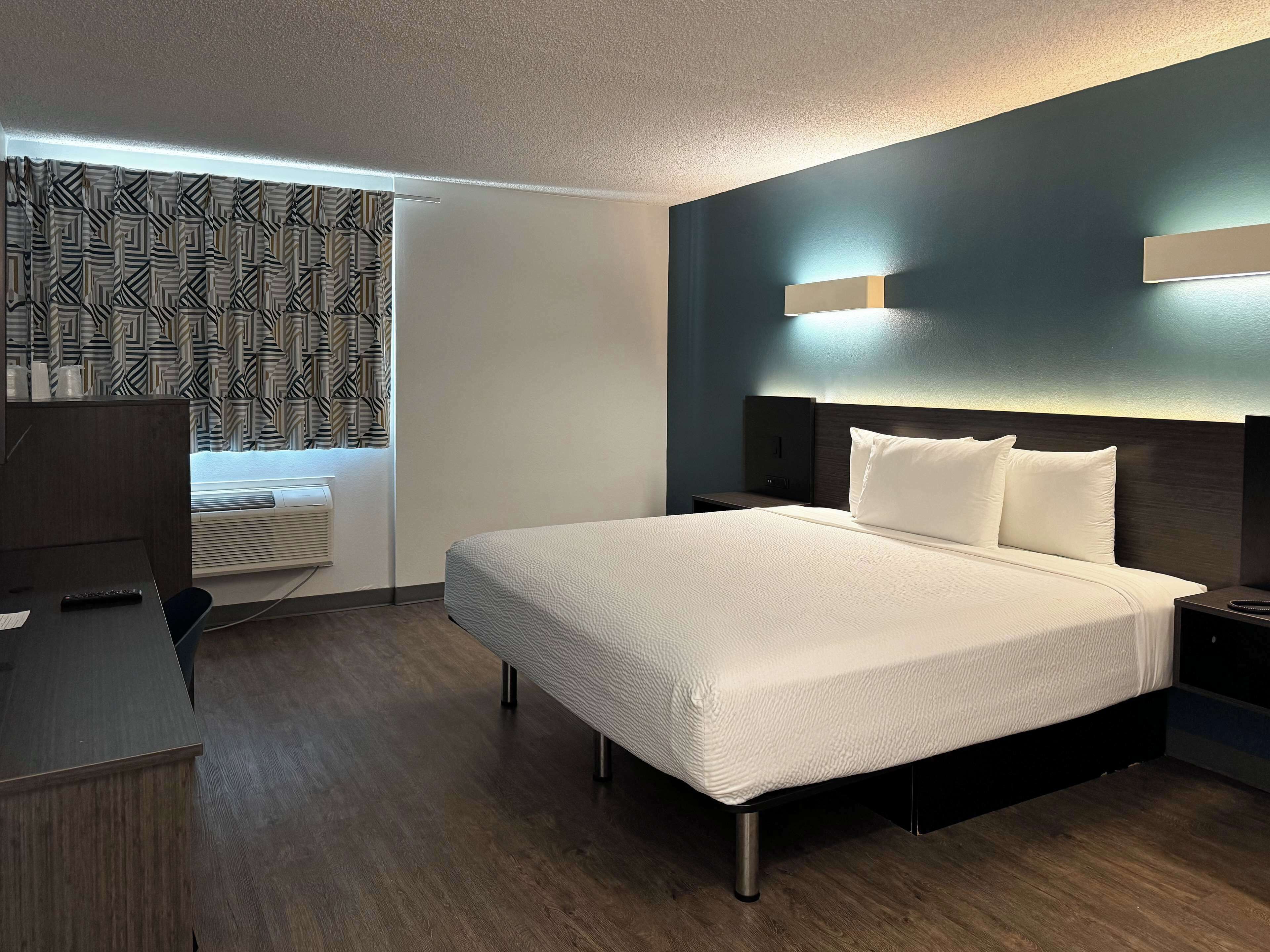 Standard Room, 1 King Bed, Accessible, Non Smoking | Free WiFi, bed sheets